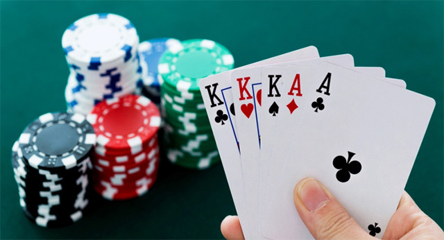 Ở vòng Flop trong game bài Poker người chơi sẽ phải ngửa 3 lá bài chung